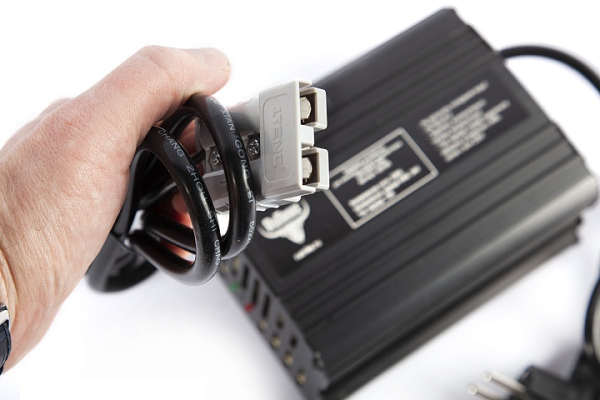 Зарядное устройство для тяговых свинцово-кислотных аккумуляторов Rutrike 24V10A